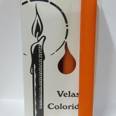 Vela laranja cilíndrica com caixa branca com desenho de vela e texto parcial