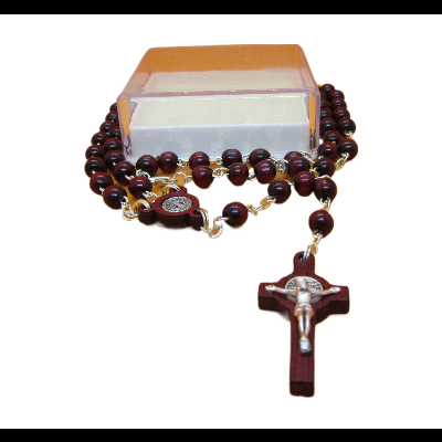 Terço de madeira com crucifixo e caixa branca e laranja