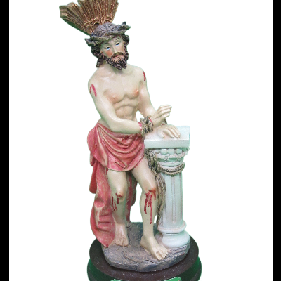 Estátua religiosa de Nossa Senhora Amarrados com figura masculina em manto vermelho e coluna branca.