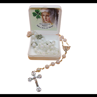 Colar de contas pérola com crucifixo numa caixa branca de veludo