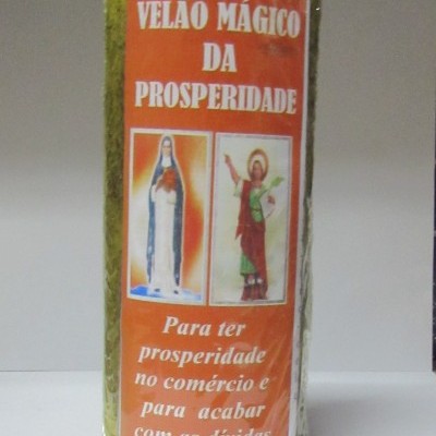 Vela verde com etiqueta laranja e imagens religiosas para prosperidade