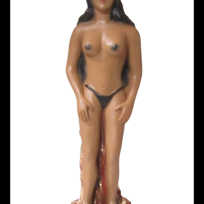 Estátua feminina castanha clara com cabelo preto e peça inferior preta em base decorada