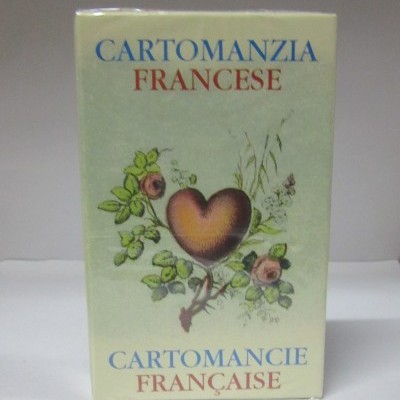 Caixa de cartas de cartomancia francesa com ilustração de coração e flores