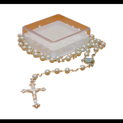 Terço de pérolas com crucifixo dourado ao lado de caixa transparente com tampa laranja