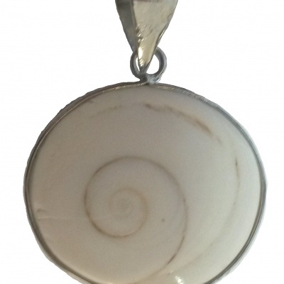 Pingente redondo com concha branca em espiral e aro prateado