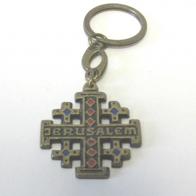 Porta-chaves metálico em forma de cruz com detalhes coloridos e inscrição JERUSALEM