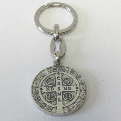 Porta-chaves metálico com medalhão redondo gravado com símbolos e letras