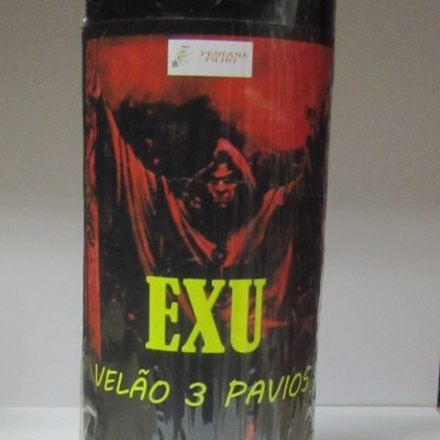 Vela preta com rótulo vermelho e preto com figura encapuzada e texto amarelo EXU