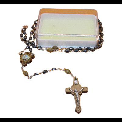 Terço com crucifixo e caixa branca com tampa alaranjada