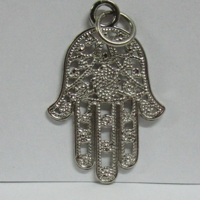 Pendente de mão prata com padrão decorativo em fundo branco