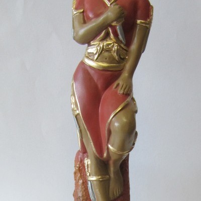 Estátua de mulher em resina com base preta e inscrição PG. SETE FACADAS