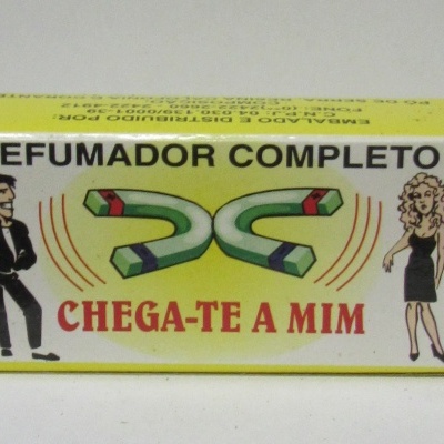 Caixa amarela com etiqueta branca e texto 