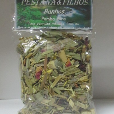 Pacote de ervas secas com etiqueta com texto em português