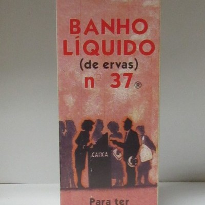 Embalagem retangular cor-de-rosa para banho líquido de ervas nº 37 com ilustração de pessoas.