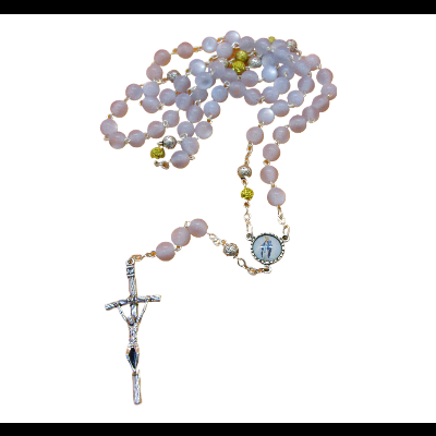 Rosário católico com contas cor de rosa e douradas, crucifixo prateado e medalhão redondo