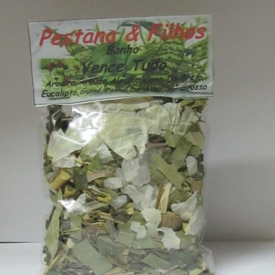 Pacote transparente com mistura de ervas secas e rótulo com texto