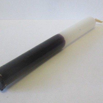 vela preta e branca com pavio