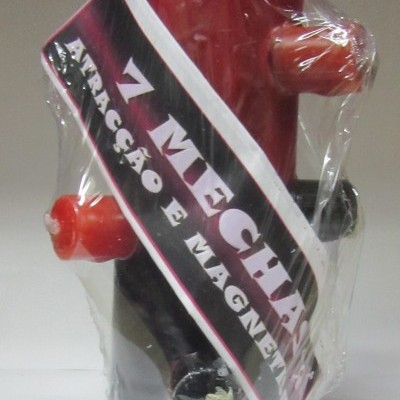 Produto plástico vermelho e preto com etiqueta e película transparente