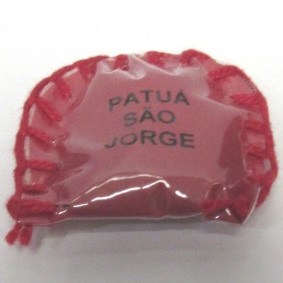 Amuleto rosado bordado com linha vermelha e texto 'PATUÁ SÃO JORGE'