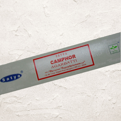 Pacote cinzento de incensos Satya Camphor Agarbatti com texto vermelho e azul
