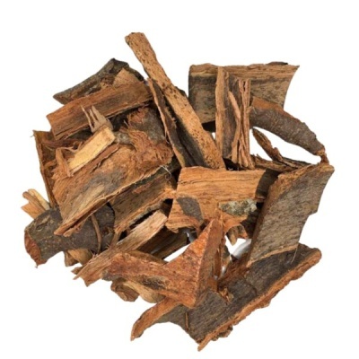 Pedaços de casca de árvore castanha com textura rugosa