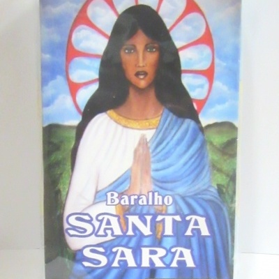 Baralho Santa Sara com imagem de mulher em oração vestindo túnica branca e manto azul.