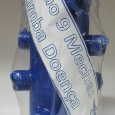 Vela azul com nove mechas e etiqueta em plástico transparente