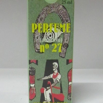 Caixa verde de perfume nº 27 com ferradura e figura masculina sentada