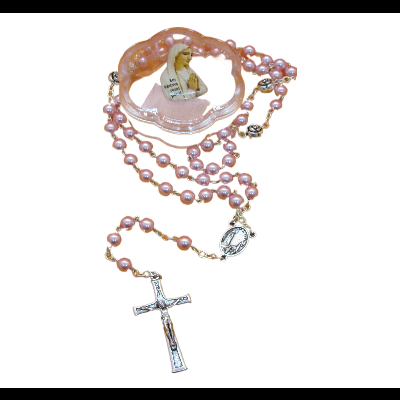 Terço rosa com crucifixo e anjo ajoelhado sobre nuvem