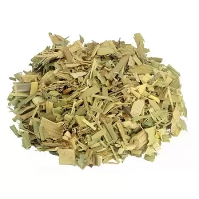 pilha de folhas secas trituradas em fundo branco