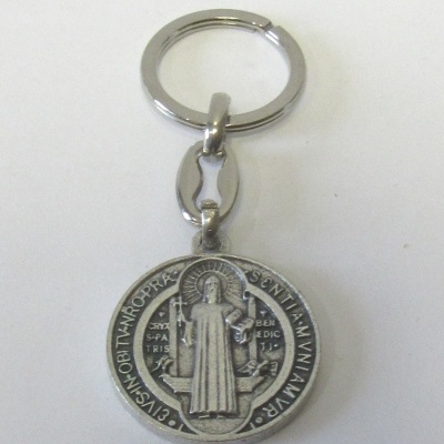 Chaveiro metálico redondo com medalha de São Bento gravada.