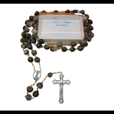 Rosário com contas escuras e crucifixo prateado com caixa branca