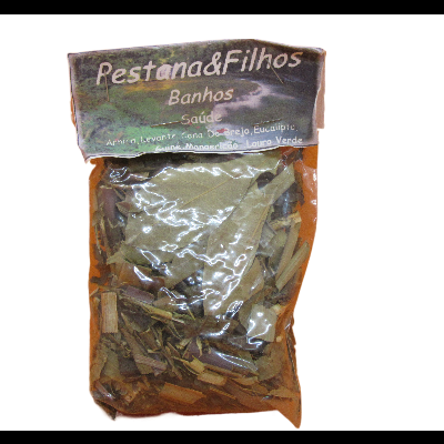 Pacote de ervas secas com rótulo verde e texto branco 'Pestana&Filhos Banhos Saúde'.