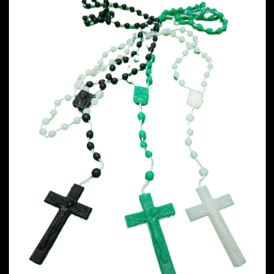 Três terços com cruzes em preto, verde e branco sobre fundo branco