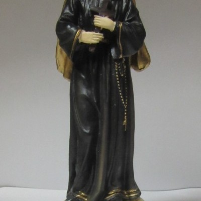 Estátua de S. Rita em hábito religioso preto com crucifixo e terço, base castanha com placa 'S. RITA'