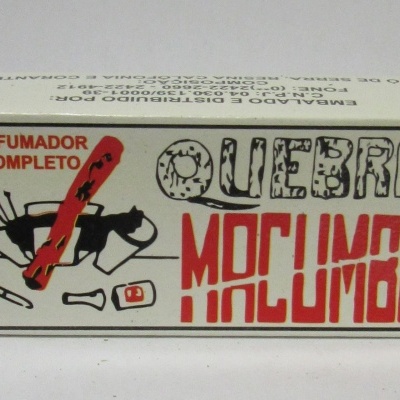 Embalagem branca com texto e ilustração de barata riscadas