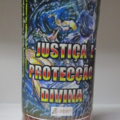 Vela vermelha cylindrical com etiqueta colorida e texto AUTENTICO E GENUÍNO JUSTIÇA E PROTECÇÃO DIVINA