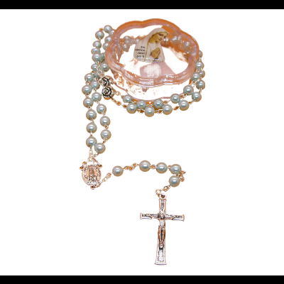 rosário com contas brancas pérola e crucifixo dourado junto a pulseira rosa