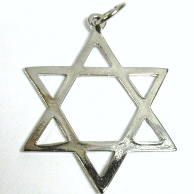 Pingente Estrela de Davi metálico prateado sobre fundo branco