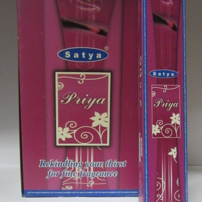 Embalagem de incenso Satya Priya com cores vermelha e rosa e detalhes florais brancos