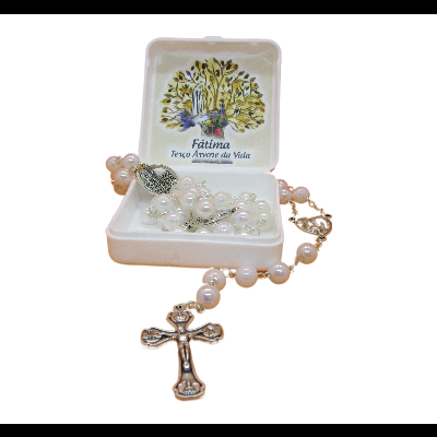 Rosário com caixa branca e cruz prateada