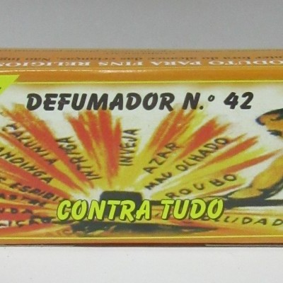 Embalagem amarelo de produto DEFUMADOR N.º 42 CONTRA TUDO com texto e imagem de figura masculina