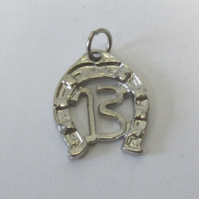 Pingente prateado em forma de ferradura com número 13