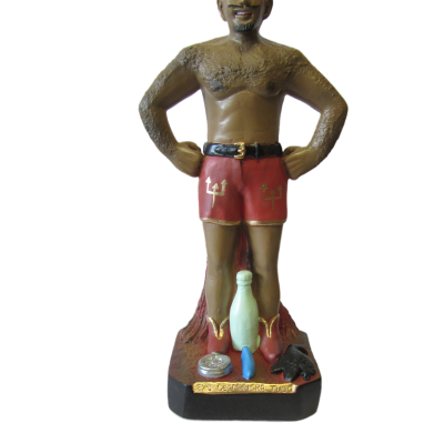 Estátua de homem de resina com calções vermelhos e cinto preto