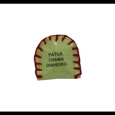 Patuá amarelo com costura vermelha e texto preto