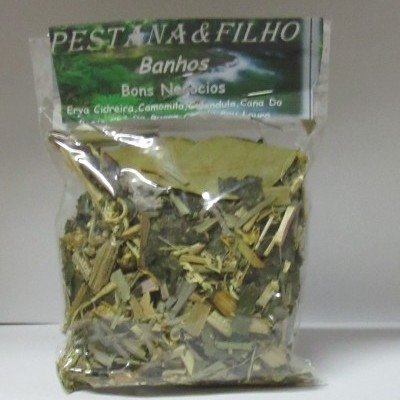 Pacote de ervas secas para banho com etiqueta verde e texto branco