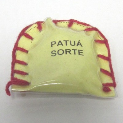 Saco pequeno amarelo com fio vermelho e texto PATUÁ SORTE
