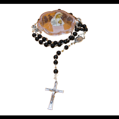 Terço com contas pretas e cruz prateada em base transparente com imagem religiosa