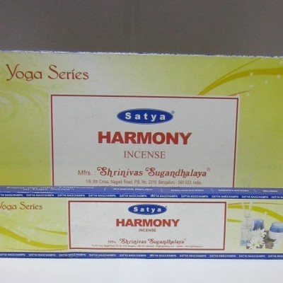 Conjunto de incenso Satya Harmony da série Yoga em embalagens amarelas e azuis