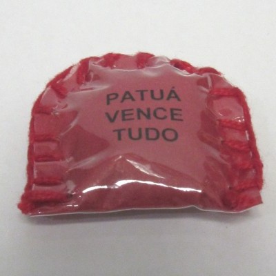 Alfinete vermelho em feltro com texto 'PATUÁ VENCE TUDO'